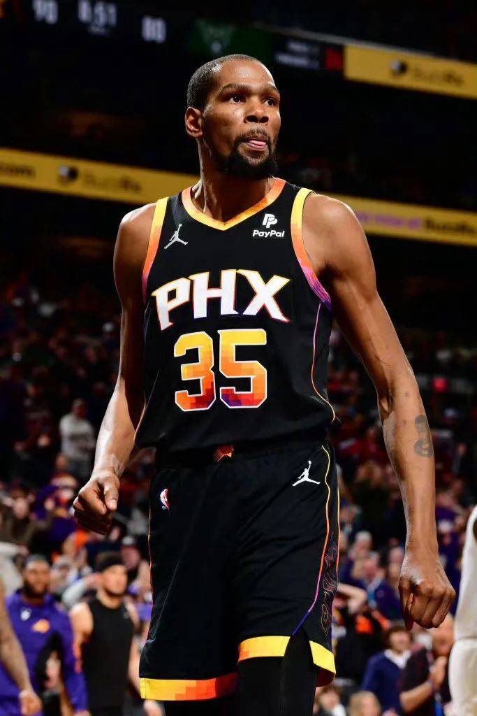 九游游戏娱乐平台-杜兰特重返赛场，晋级下一阶段首场状态出色，雄鹿观众沸腾！观众掌声雷动的简单介绍